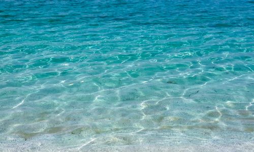 l'acqua del mare di is aruttas è inconfondibile. Con il suo fondale di chicchi di quarzo naturale.